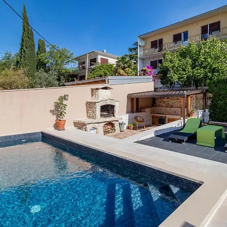 In With Swimming Pool