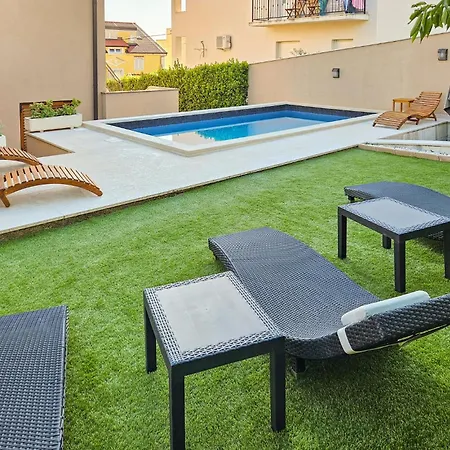 Lejlighed In With Swimming Pool *