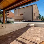 Апартаменты In With Swimming Pool